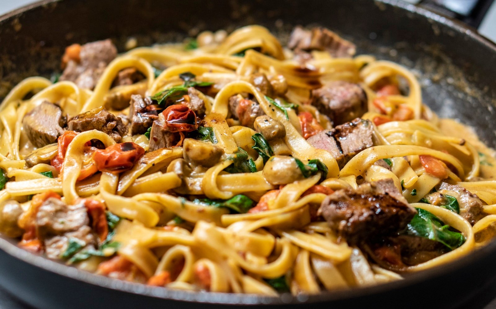 Świeży włoski makaron w restauracyjnym wydaniu